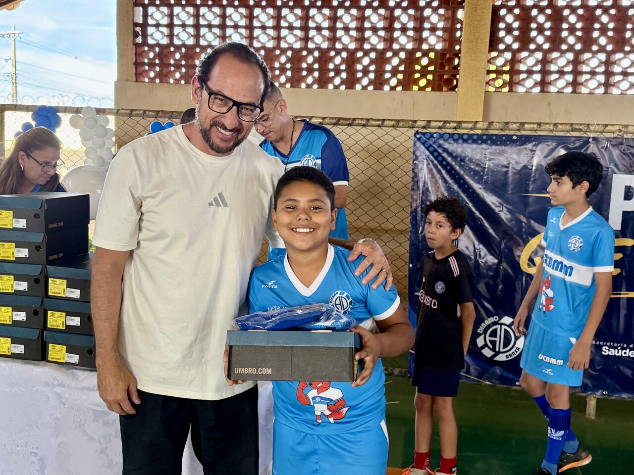 Projeto Lobinho Transformando Vidas entrega uniformes para alunos